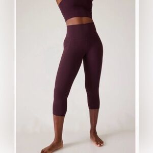 Athleta Spiced Cabernet Salutation Stash Pocket II Capri Leggings, S